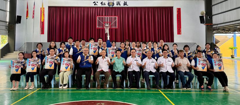 古晋四65周年校庆《承初心&middot;启新程》义卖会正式来开序幕，由该校校长官晨阳（左5）带领全体师生如火如荼展开义卖会筹备工作，在校董会署理主席高伟宁、副主席沈楚鹏、财政陈瑞光、副视察甲必丹钟忠、卢少奎校董及梁保成校董见证下正式启动！