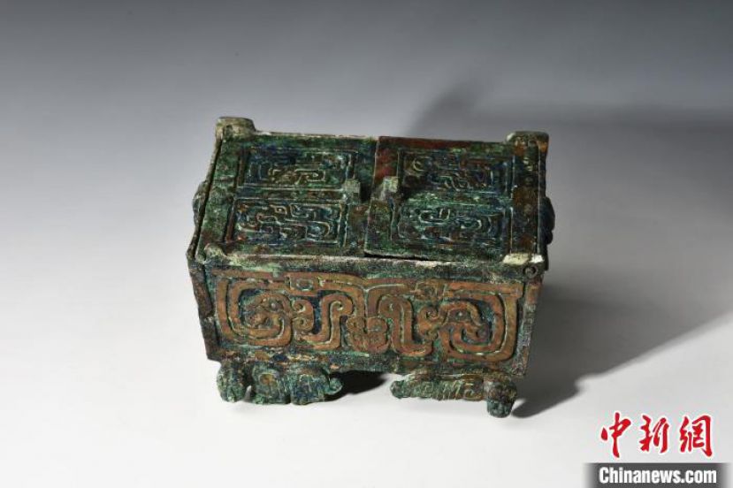 山西省运城市垣曲县北白鹅墓地出土的铜质化妆品盒。