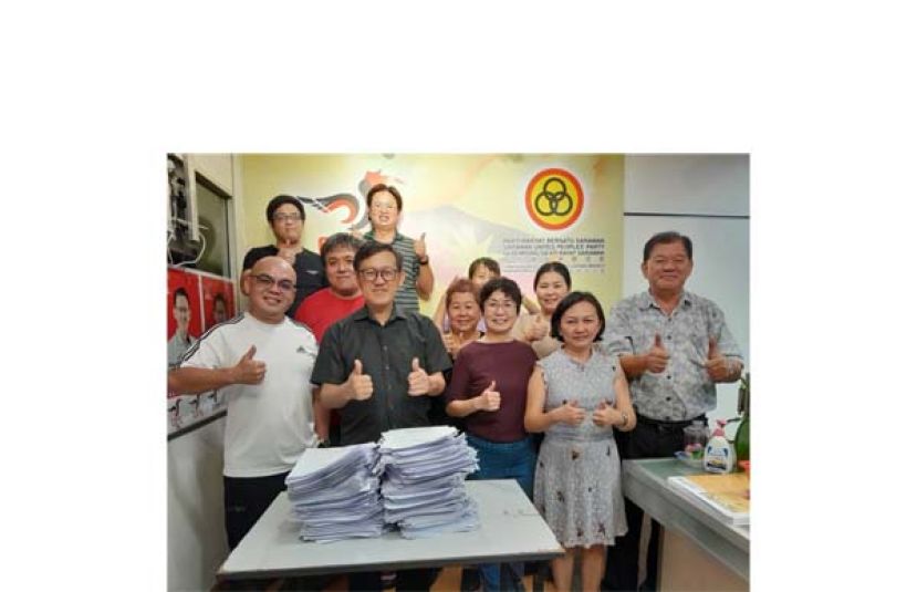 人联党峇都林当支部主席薛华东（左2）团队已协助数千人申请老年人健康福利计划。左为青年团团长黄昭信等人。