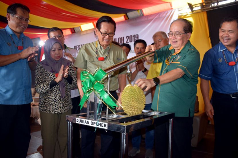 副首长道格拉斯使用特制的剥榴莲器剥开榴莲，象征&ldquo;榴莲节&rdquo;开幕。