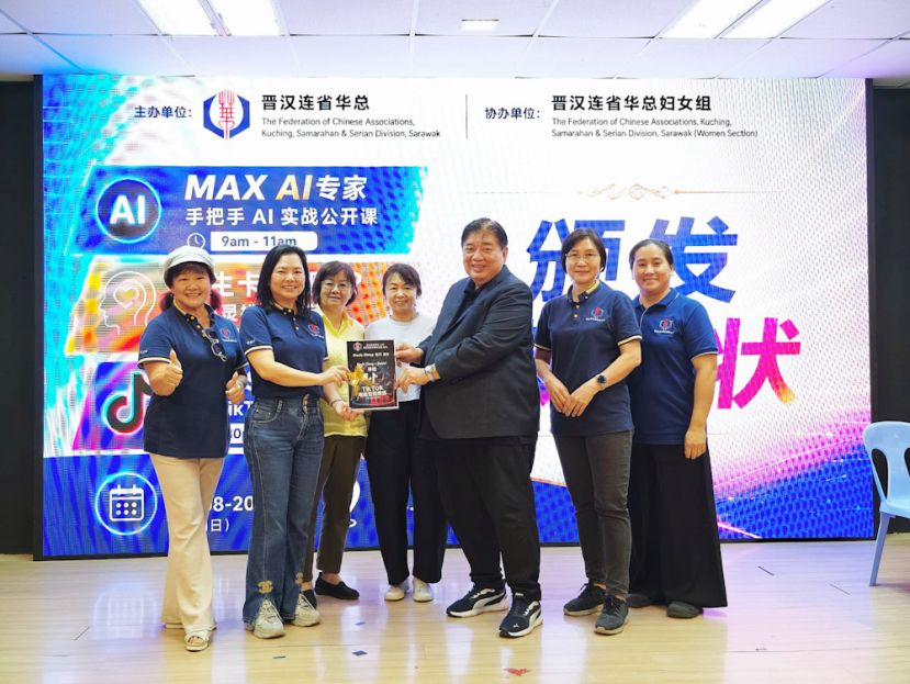 ：主任张慧娇（左二）颁发感谢状给uncle siang（右三） , 由妇女组会务，名誉主任暨本会监察主席甲必丹沈美金及副会长罗绍凤共同见证，左一暑理主任田美丽，右二副主任锺金花及温秀兰。