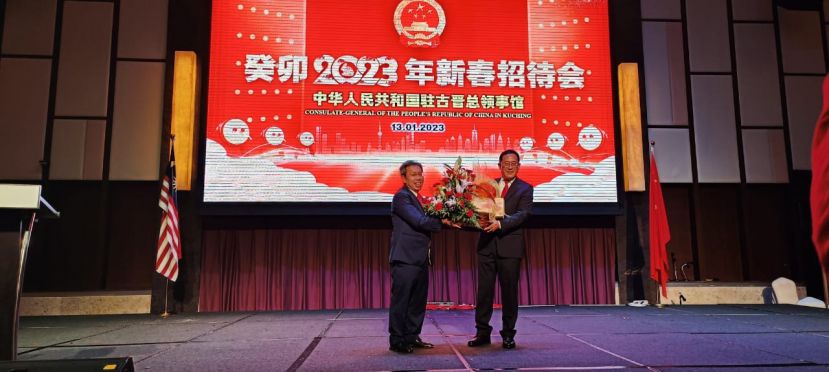 中国驻古晋总领事邢伟平赠送纪念品予主宾拿督斯里沈桂贤时摄。