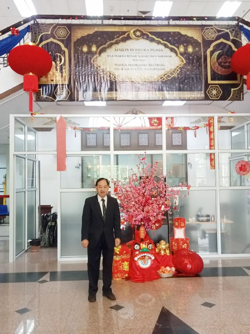 巴达旺市议员兼律师林良纪在华人新年及伊斯兰传统装饰前拍摄留影。