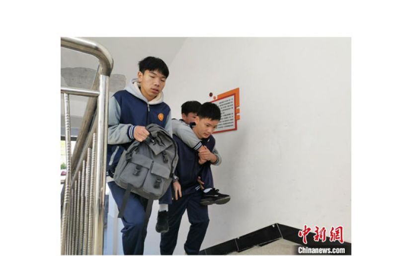 刘宇、袁财有一起帮助徐淮回到教室上学。