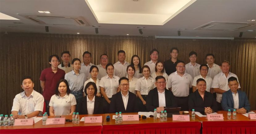 马中总商会青年企业家常务理事召开2025年常年会员大会，并选出新一届理事；左4起是林励肯与卢传文。