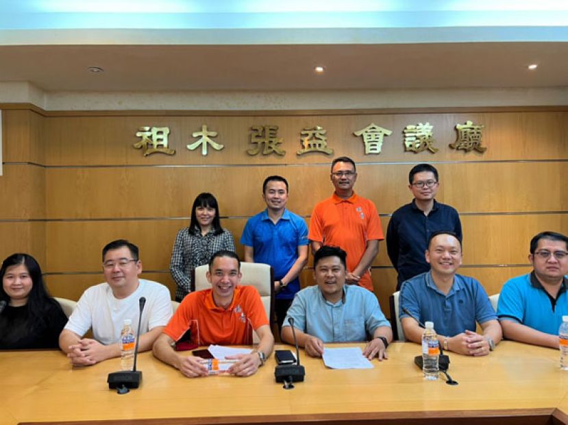 筹委会同仁摄于筹备会议上。