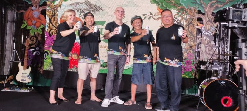 马来西亚 Carlsberg 集团董事经理葛利尼（中）、销售总监陈宦（ 右一）以及市场总监奥尔加（左一）以2名纹身艺术家合影。
