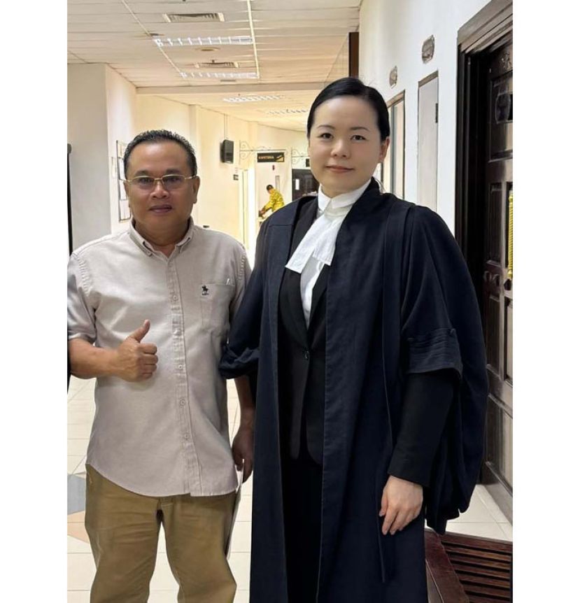 答辩人的律师杨仪琳（右）影于庭外。