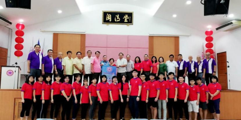 诗巫闽清同乡会2019年闽清籍华裔青少年寻根之旅冬令营授旗礼，由总领队刘伯举（左7）移交冬令营旗予领队刘贤远（右11），由马福总会长拿督斯里刘为强太平局绅（左8）及永久名誉主席许如湘（右10）、刘本武（左5）、甲必丹刘乃祯（左4）及甲必丹刘久生（左6）同见证。