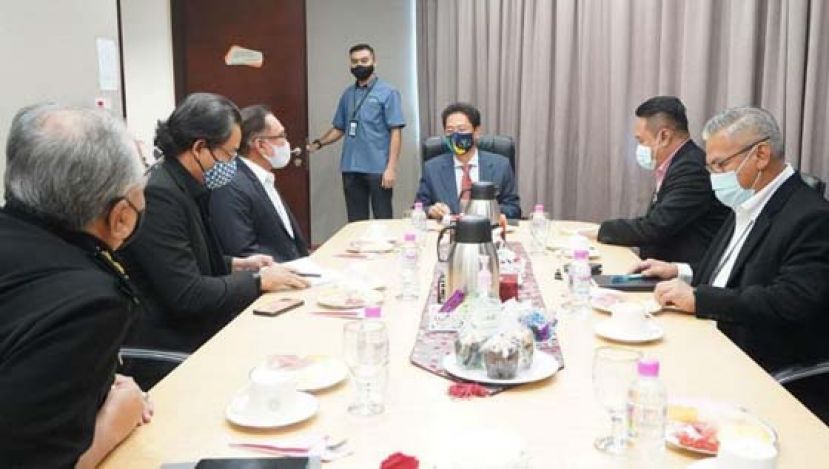 阿占巴基（中）周一在反贪会总部接见安华（左3），对公正党议员被行贿及威胁跳槽指控进行交流。
