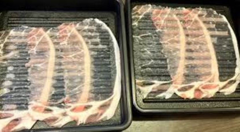 肉片薄到可以透出托盘的颜色。