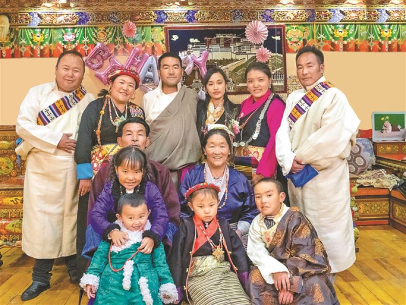 2023年藏历新年时，全家人在敞亮的藏式客厅里拍摄的全家福。