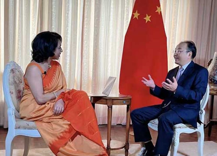 ●中国驻马大使欧阳玉靖（右）接受《国际商业评论》访问。