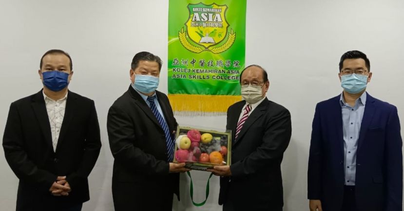 砂医总名誉顾问杨荣辉（右2）为整骨高级培训课程推展受亚洲中医技职学院院长江宗兴江宗兴赠送水果礼蓝；右一是学院主任江邦忠与程广庆老师（左一）。