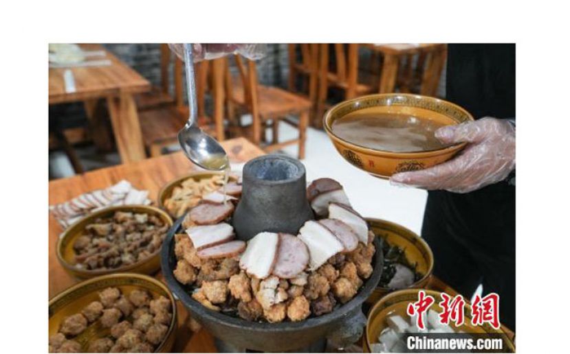 山西运城新绛火锅并不是涮着吃的，而是把食材一层一层码放在火锅中。