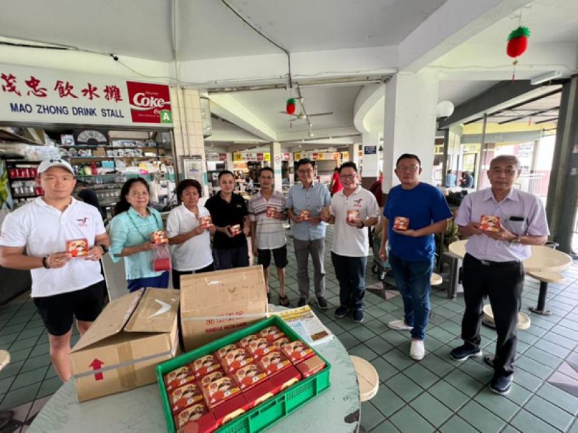 人联党古晋支部一行人准备在宋庆海小贩中心分发中秋月饼及献上祝福给每一位摊贩。