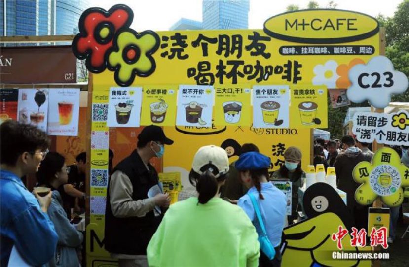 第七届陆家嘴金融城国际咖啡文化节吸引咖啡爱好者，约260家咖啡品牌集体亮相。