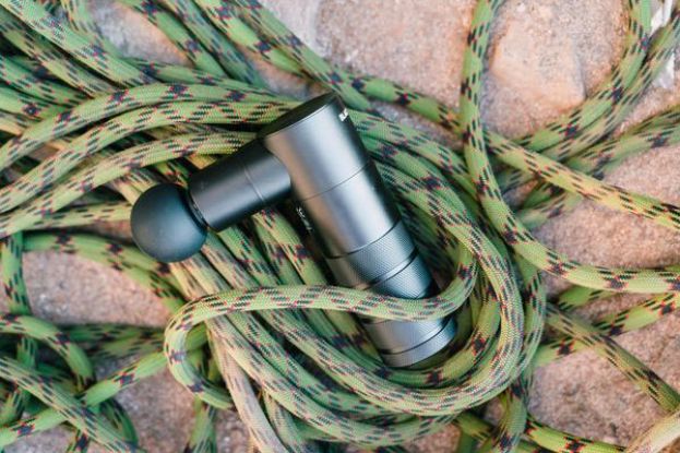 林太太长期使用筋膜枪按摩眼周。