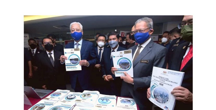 首相拿督斯里依斯迈（左2）展示《2020年人口普查报告》。