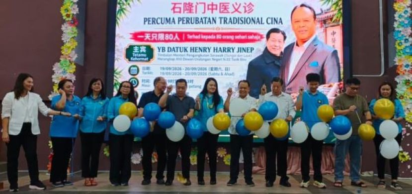拿督亨利吉纳副部长（右5）与众人为石隆门慈善中医义诊主持戳气球推介仪式。左五起为拿督余民诞、石隆门华人协会主席 甲必丹张淙茗、民进党中央妇女组主席温蒂、；右2起石隆门中华公学校长蔡常青、筹委主席黄国祥、砂医总会长江宗兴等人。 
