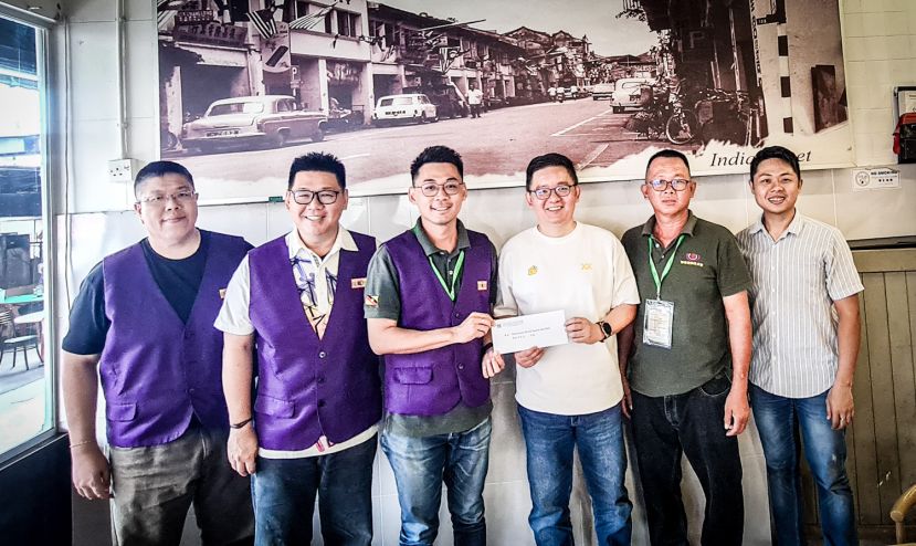 2025年"谁羽争锋"BW挑战杯华小羽毛球锦标赛8.0筹委会拜访联合总赞助商Badminton World号东蔡裕光(右三)，并移交邀请函。左一起为紫辉阁青年团副团长杨秀松丶紫辉青年团团长谢嵩及筹委会主席蔡秉衡。右一为筹委会副主席蔡健平及蔡青团长蔡春泉。