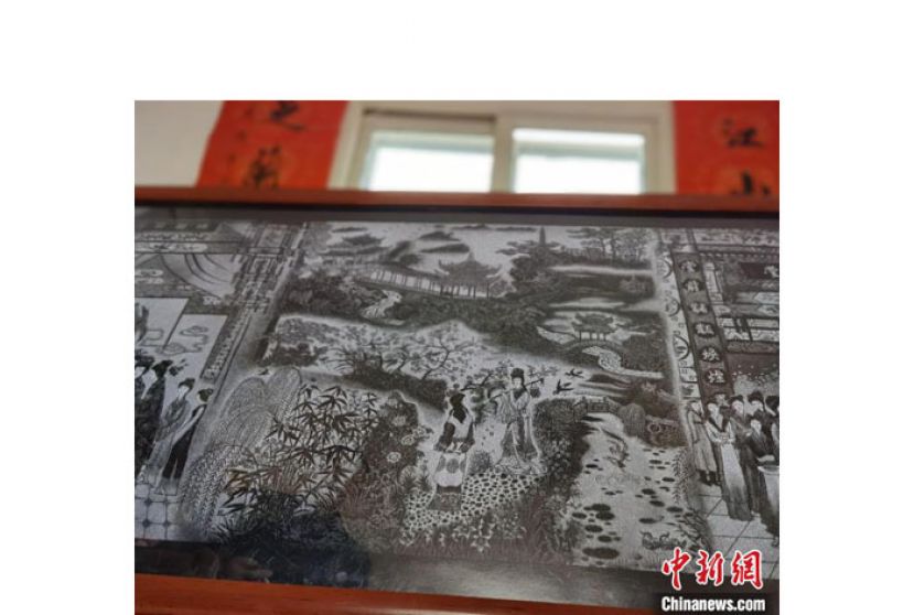 兰州影雕艺人陶世清，年过七旬的他耗时十余载，在大理石上雕刻出《红楼梦》的经典故事。