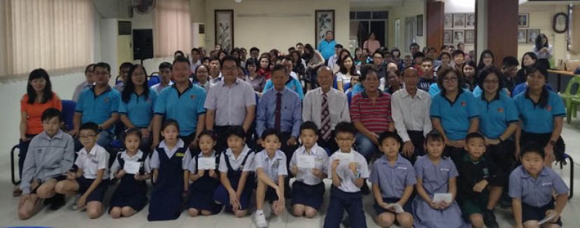 砂诏安会馆颁发会员子女学业优良奖励金仪式后合照。第二排左六为该会馆主席拿督陈日枝、左五为副主席田松茂、左七为赞助人许毓德以及右四为教育主任田承志。