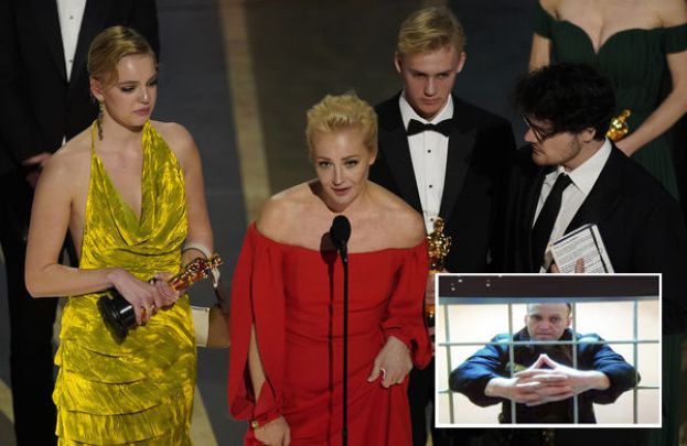 纳瓦尼妻子上台致词。小图为纳瓦尼在狱中视讯出庭。