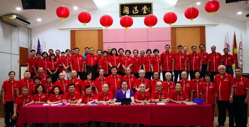 作为第八届全砂榕属乐龄嘉年华会主办单位的诗巫闽清同乡会，在大会主席兼领队甲必丹刘贤远（前排右四）及总筹备会主席许道平（前排右五）的领导下，已做好热情迎接各地乐龄同乡来到诗巫的准备。