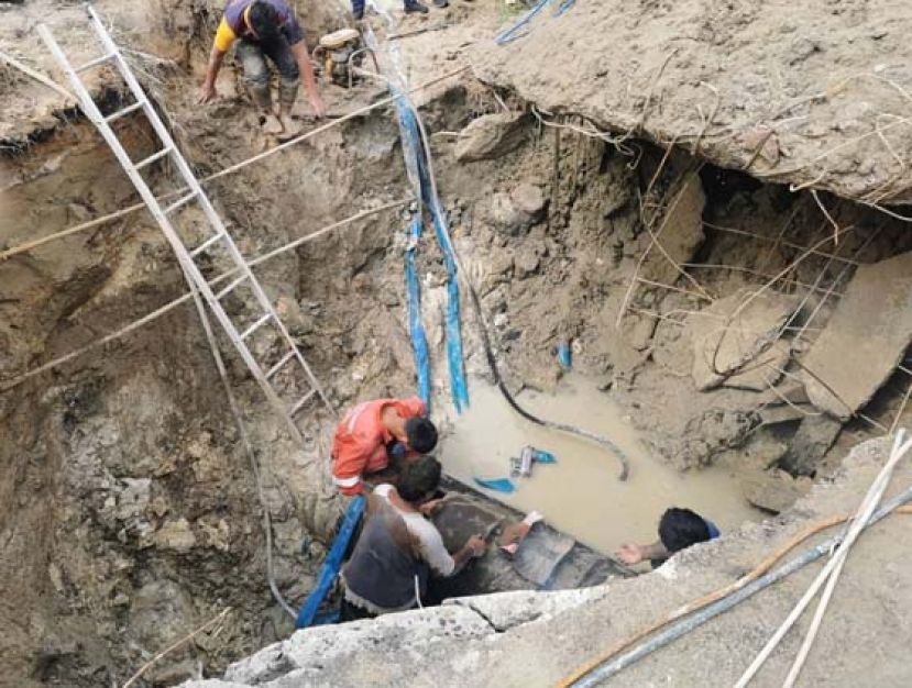 诗巫水务局抢修破裂的大水管。