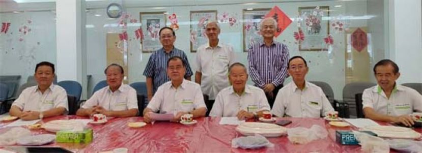 前排左起为砂云南善堂正财政甲必丹刘天金、副主席郑瑞福、主席郑文新、副主席钟名宝、副主席郭兴开、正秘书长张南华；后排左起副财政林瑞钊、正中文书张寿国及正福利本固鲁田新华。