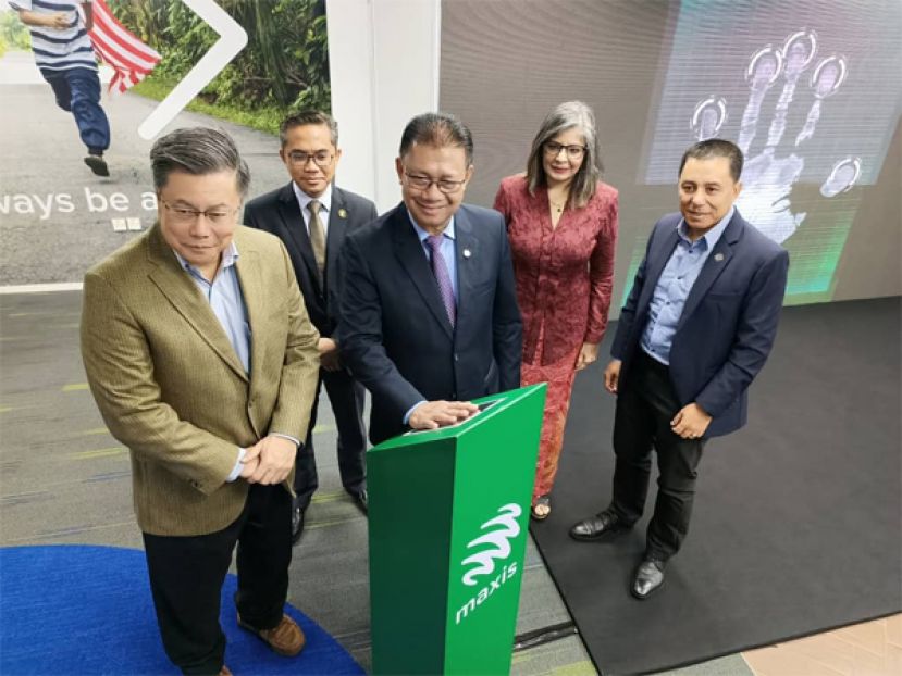 砂公用事业及通讯部部长拿督朱莱希诺拉威(中)为明讯砂拉越网络中心主持启用礼。