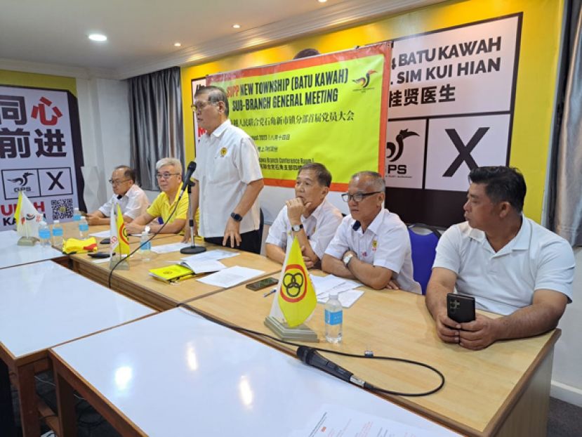 人联党中央组织秘书曾镇江（右四）主持石角新市镇分部成立大会，右起是支部署理主席甲必丹刘源熙、石角新市镇分部主席沈燕财、支部主席林亚德、分部财政陈石平及支部秘书蔡汉菁。