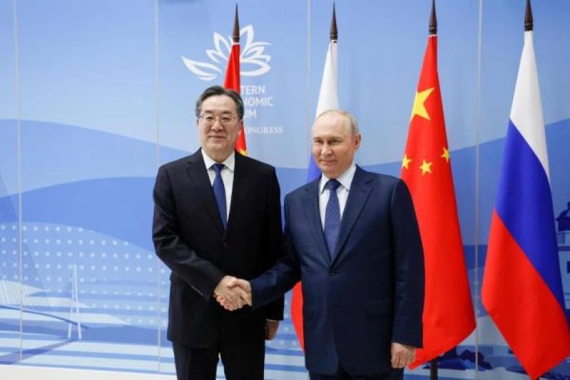  俄罗斯总统普京（右）在东方经济论坛期间，与中国国务院副总理丁薛祥举行场边会时握手。