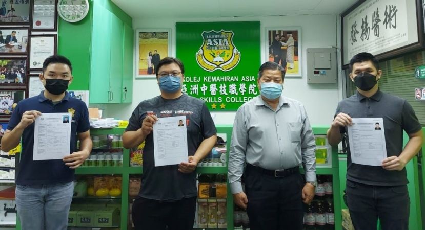 砂医总会长江宗兴（右2）与该会三名申请卫生部注册的会员合影；左一起为刘子荣、陈永同；右是沈俊杰。