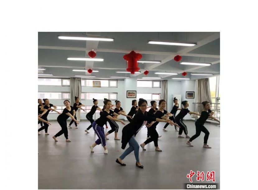 赵静是太原市聋人学校的一名舞蹈老师，大学毕业后她来到这里，一待就是22年。