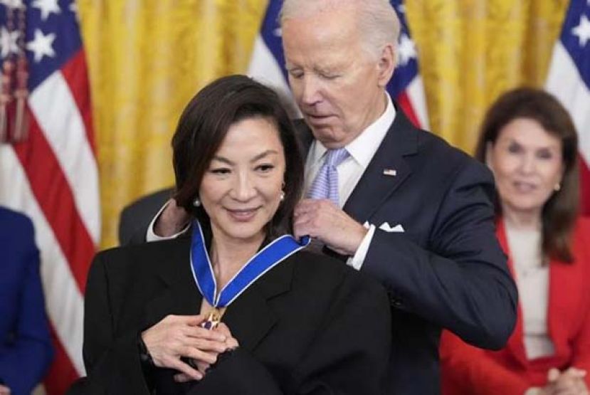 ●美国总统拜登在白宫颁赐给大马国际巨星丹斯里杨紫琼。