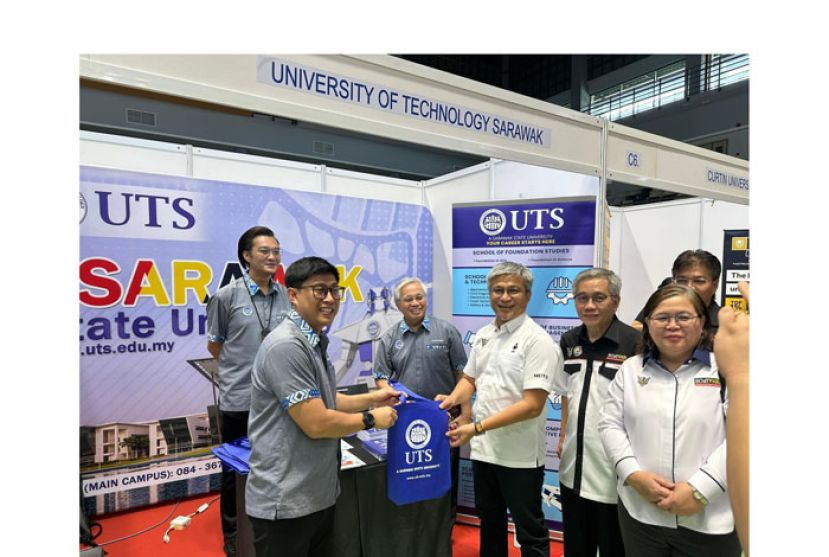 拿督安努亚拉巴益(右4)参观参展摊位。