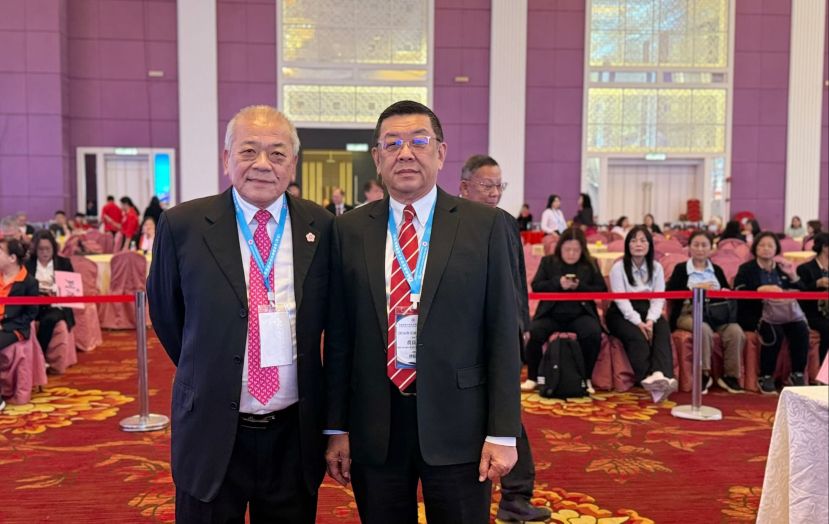 大马华总副总会长丹斯里吴添泉(左)与华总教育总基金委员会主席拿督斯里黄良杰在2026年全国会员代表大会上合照。