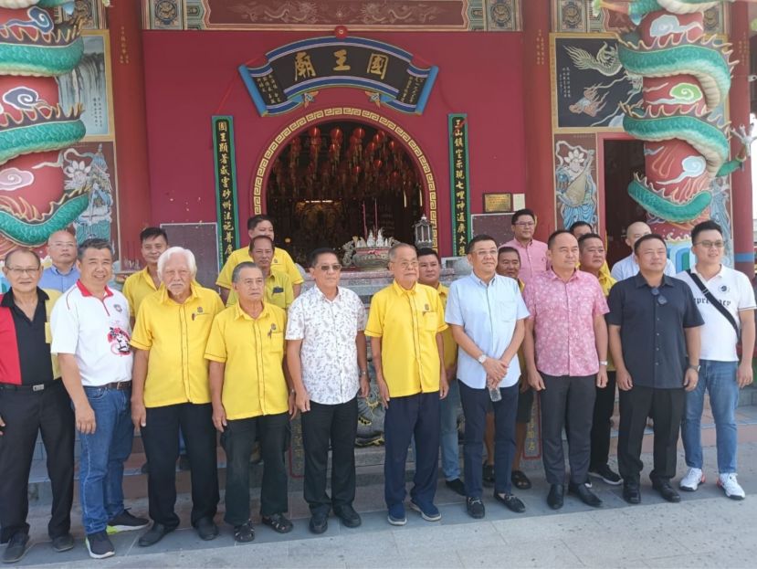前排左起为理事杨天德、砂庙宇联合总会财政周文盛、秘书长田发明、署理主席本固鲁贝文美、 砂庙宇联合总会及三山国王庙顾问天猛公拿督陈如飞。  前排右起为砂庙宇联合总会神事组副主任杨振祥、砂庙宇联合总会秘书长甲必丹陈国璋、 砂庙宇联合总会及三山国王庙顾问拿督龚财兴、砂庙宇联合总会主席拿督黄良杰及三山国王庙主席田德兴。  后排左起为砂庙宇联合总会执行秘书阿雄、副秘书彭吉昌、理事龚财源、曾国民、温雪忠、 刘瑞勇、砂庙宇联合总会理事林润辉、理事杨娘胜，温雪明。