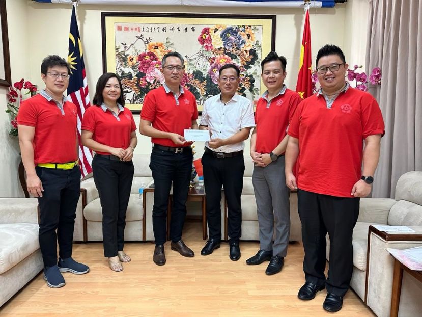 《猫城雅韵》民族音乐会筹委主席甲必丹杨国宗署理会长移交邀请信予邢伟平阁下。右起财政田烈华，会长朱承褡，第一副会长张慧娇，秘书李嘉浩。