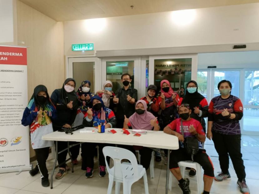 薛华东（后排中者）为砂街头义工协会号召捐血给医院活动主持推展。