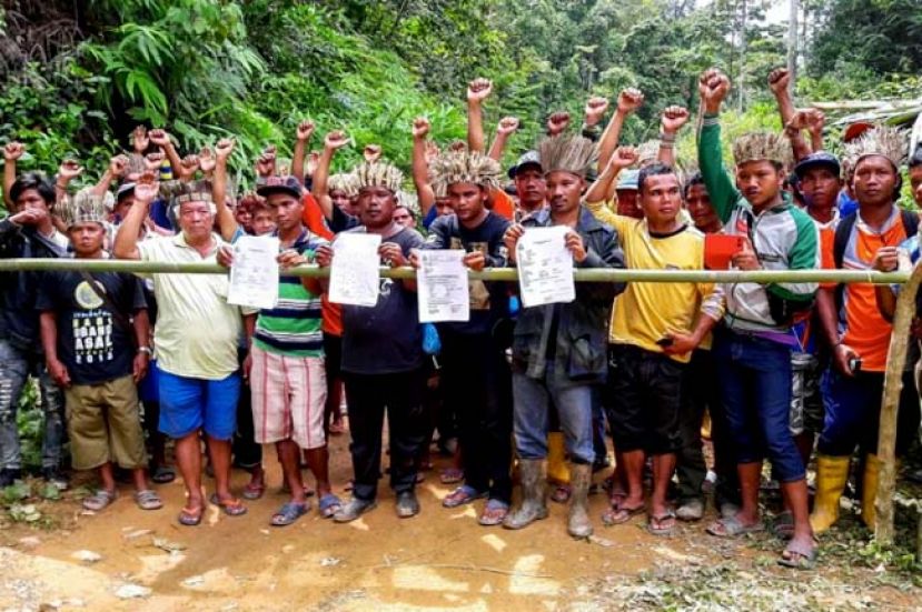 图：原住民设立路障捍卫习俗地权益。(档案照片)