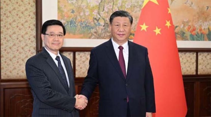 【史上首次】中国总理李强陪同习近平，听取李家超述职。