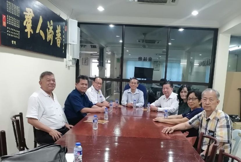 霹雳5大中医药团体联袂接待到访的砂医总会长江宗兴（左3）；左6起为霹雳中医中药联合会会长丘鉴兴、霹雳中医师公会会长梁德成、助理执行员谭丽娟、冯瑞晶医师、陈建良、吴瑞晋医师；左起是陈中兴、霹雳针灸学会总务李志伟等人。