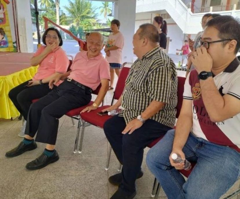 左起为砂佛教会幼儿园蔡淑桦、砂佛教会主席拿督斯里郑正金、校董会主席林德喜以及校董刘俊良。