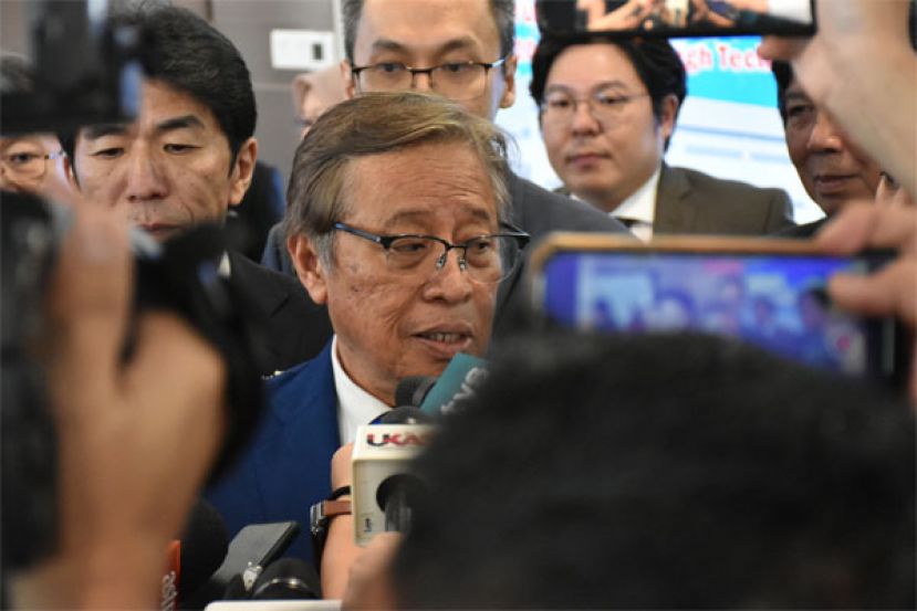 砂拉越总理拿督巴丁宜丹斯里阿邦佐哈里，严正否认他的儿子可能投资MYAirline的传闻。