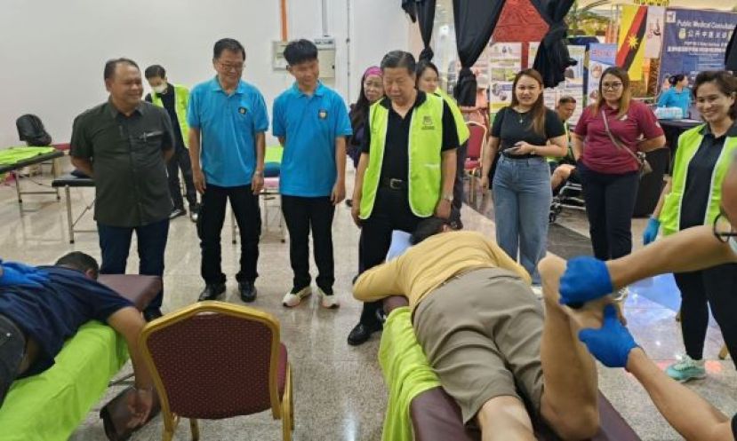 砂交通部副部长拿督亨利吉纳（左起）在民进党哥打圣淘沙支部主席黄源、义诊筹委主席黄国祥、砂医总会长江宗兴陪同下参观义诊活动。