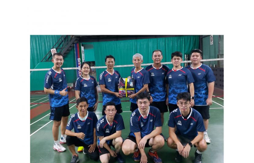 SENECIO ENTERPRISE 东主温演华校友移交球服予筹备会主席何爱民及代表出战之三中校友会球员合照。