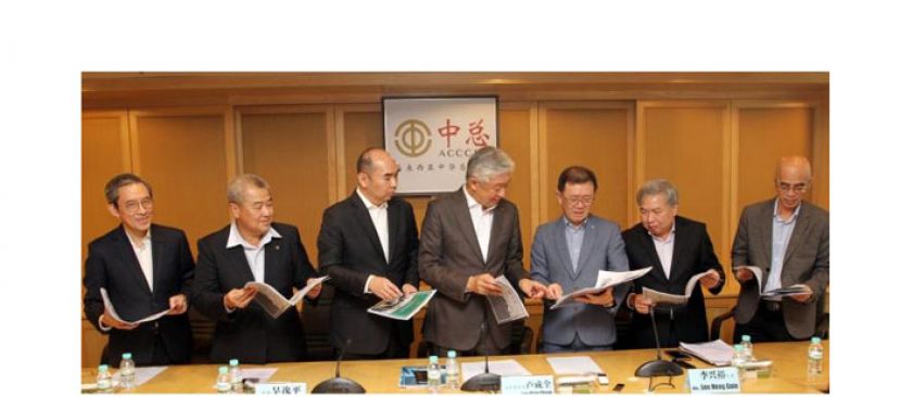 中总马来西亚商业和经济状况调查问卷结果新闻发布会。左起为张国林、陈镇明、吴逸平、卢成全、李兴裕、颜文钦及白文春。